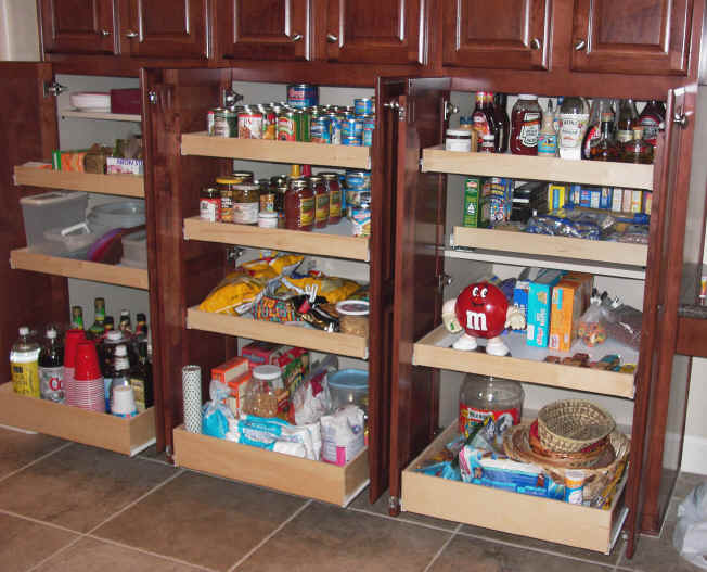 Kitchen Organization - Pull Out Shelves in Pantry - Remodelando la